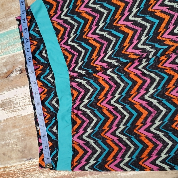 Kandy Karma Multicolor Chevron Stripe Crop Leggings - Picture 5 of 7